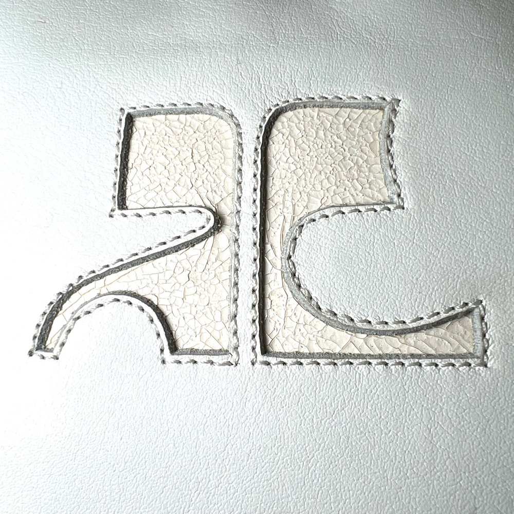 Courrèges vintage leather bag iconic camera bag with signature front logo white - Picture 8 of 16